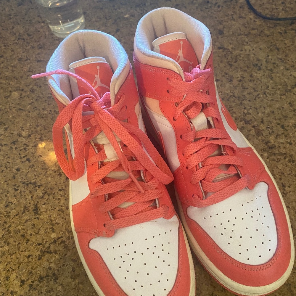 (WMNS) Air Jordan 1 Mid - Strawberries and Cream